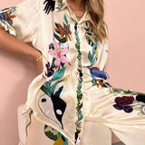 Nika | Ensemble chemise et pantalons en satin avec imprimé unique, style Resort