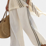 Raffaella – blouse beige élégante et pantalons à rayures noires